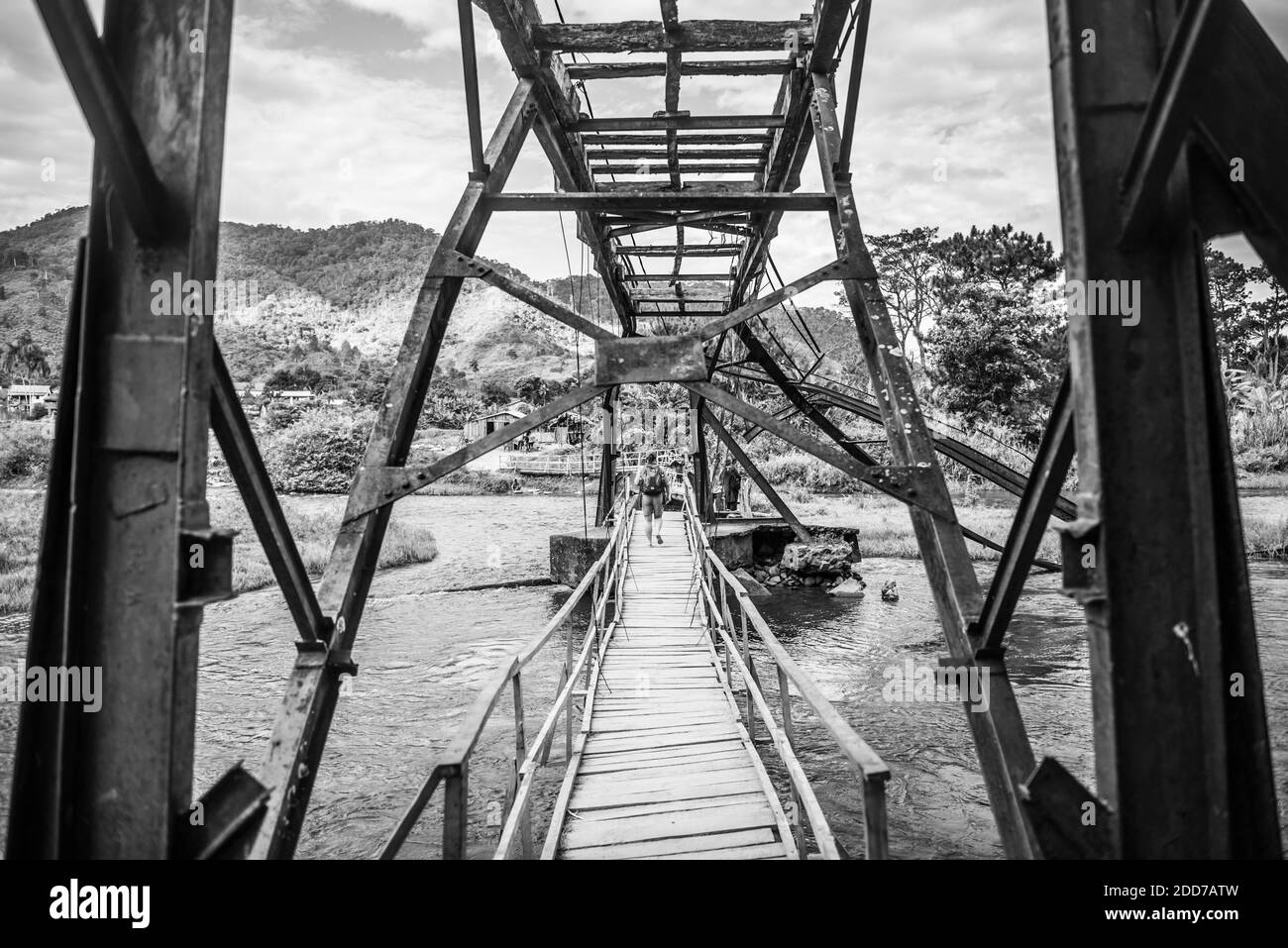 Ponte sul fiume Namorona, Ranomafana, Madagascar Central Highlands Foto Stock