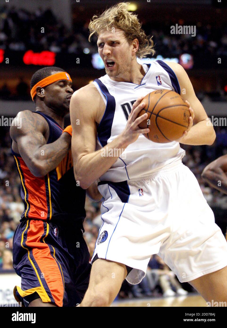 NESSUN FILM, NESSUN VIDEO, NESSUNA TV, NESSUN DOCUMENTARIO - Dirk Nowitzki di Dallas Mavericks (a destra) si muove all'interno contro Stephen Jackson dei Golden state Warriors (a sinistra) nella prima metà all'American Airlines Center di Dallas, Texas, USA il 2 gennaio 2008. Dallas Mavericks ha vinto 121-99. Foto di Ron Jenkins/Fort Worth Star-Telegram/MCT/Cameleon/ABACAPRESS.COM Foto Stock
