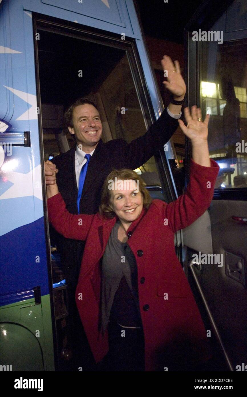 NO FILM, NO VIDEO, NO TV, NO DOCUMENTARIO - Elizabeth Edwards e suo marito, democratico presidenziale speranzoso, ex senatore John Edwards, a bordo del loro autobus dopo una fermata al Red Arrow Diner a Manchester, NH, USA, lunedì 7 gennaio 2008. Questa è stata l'ultima tappa di una campagna di 36 ore nello Stato di granito. Foto di Robert Willett/Raleigh News & Observer/MCT/ABACAPRESS.COM Foto Stock