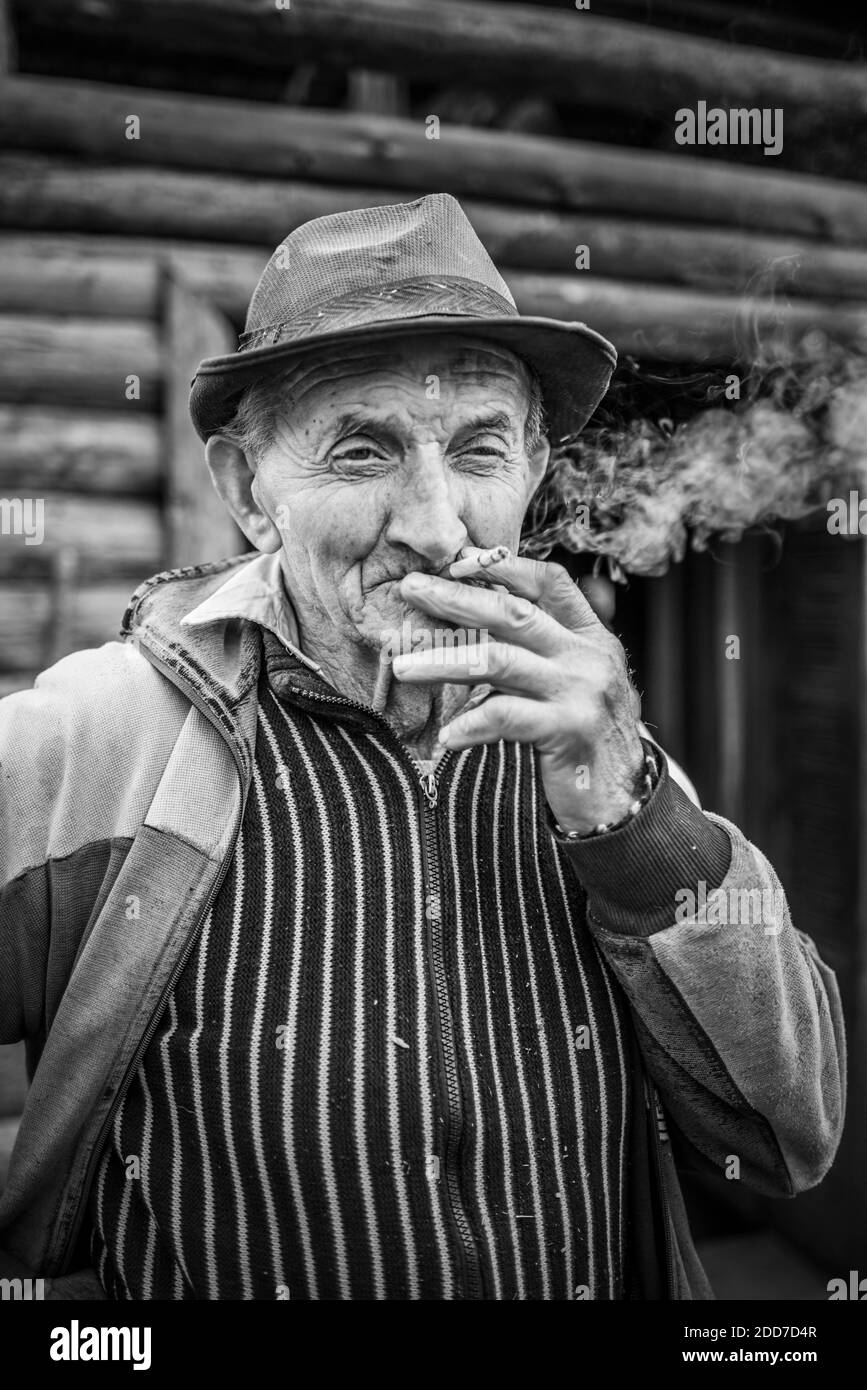 Ritratto di un uomo rumeno che fuma a Sarbi, Maramures, Romania Foto Stock