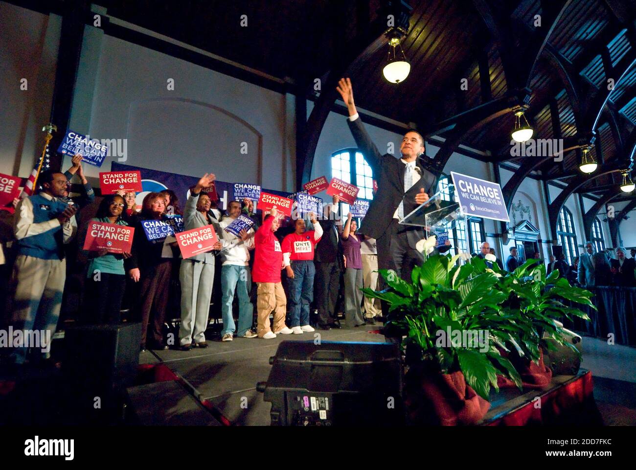 NESSUN FILM, NESSUN VIDEO, NESSUNA TV, NESSUN DOCUMENTARIO - sotto il soffitto di legno scuro arcuato, Barack Obama ondeggia alla folla riunita dopo essere stato presentato ad un incontro del municipio a McBryde Hall nel campus della Winthrop University a Rock Hill, SC, USA il 23 gennaio 2008. Foto di Gary o'Brien/Charlotte Observer/MCT/ABACAPRESS.COM Foto Stock