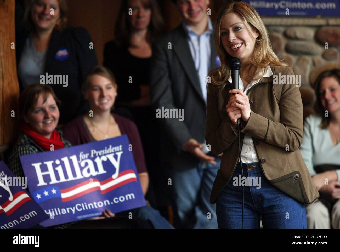 NO FILM, NO VIDEO, NO TV, NO DOCUMENTARIO - Chelsea Clinton, figlia del candidato presidenziale democratico Sen. Hillary Clinton (D-NY), parla a nome della campagna di sua madre al Kayak's Coffee a St. Louis, MI, USA, il 28 gennaio 2008. All'incontro informale, Clinton ha risposto a domande su tutto, dall'economia, all'assistenza sanitaria e alla guerra in Iraq. Foto di Dawn Majors/St. Louis Post-Dispatch/MCT/ABACAPRESS.COM Foto Stock