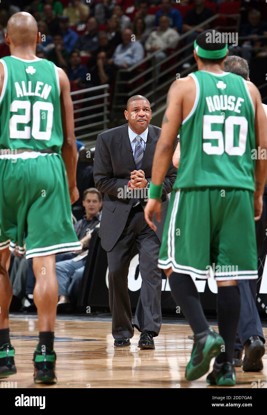 NO FILM, NO VIDEO, NO TV, NO DOCUMENTARIO - il coach di Boston Celtics Doc Rivers sostiene un appello durante l'azione di gioco contro l'Orlando Magic all'Amway Arena di Orlando, FL, USA il 27 gennaio 2008. La magia sconfisse i Celtici, 96-93. Foto di Jacob Langston/Orlando Sentinel/MCT/Cameleon/ABACAPRESS.COM Foto Stock