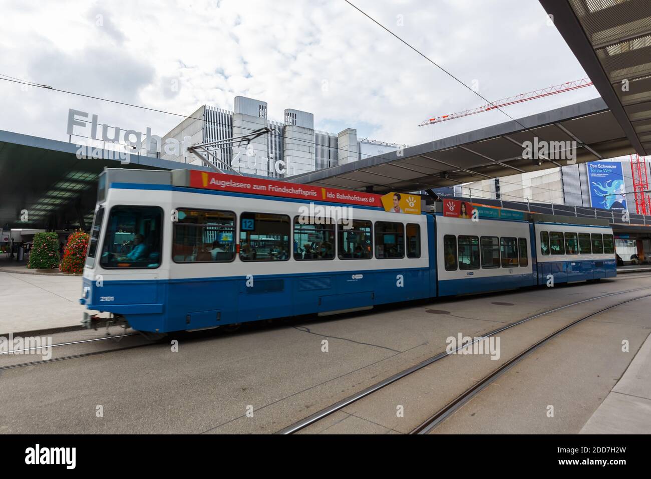 Zurigo, Svizzera - 23 settembre 2020: Aeroporto ZRH di Zurigo Zürich con il tram 2000 in Svizzera. Foto Stock