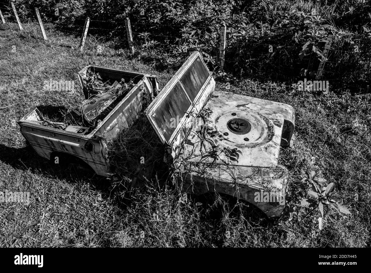 Vecchia corsa giù Land Rover, vulcano Arenal, provincia di Alajuela, Costa Rica Foto Stock