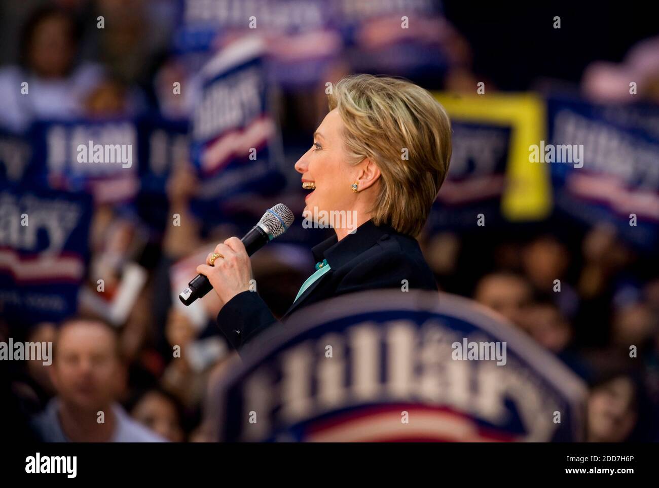 NO FILM, NO VIDEO, NO TV, NO DOCUMENTARIO - candidato presidenziale democratico Sen. Hillary Clinton tiene un rally 'Solutions for America' alla Cal state University, Los Angeles, a East Los Angeles, California, sabato 2 febbraio 2008. Foto di Brian Baer/Sacramento Bee/MCT/ABACAPRESS.COM Foto Stock