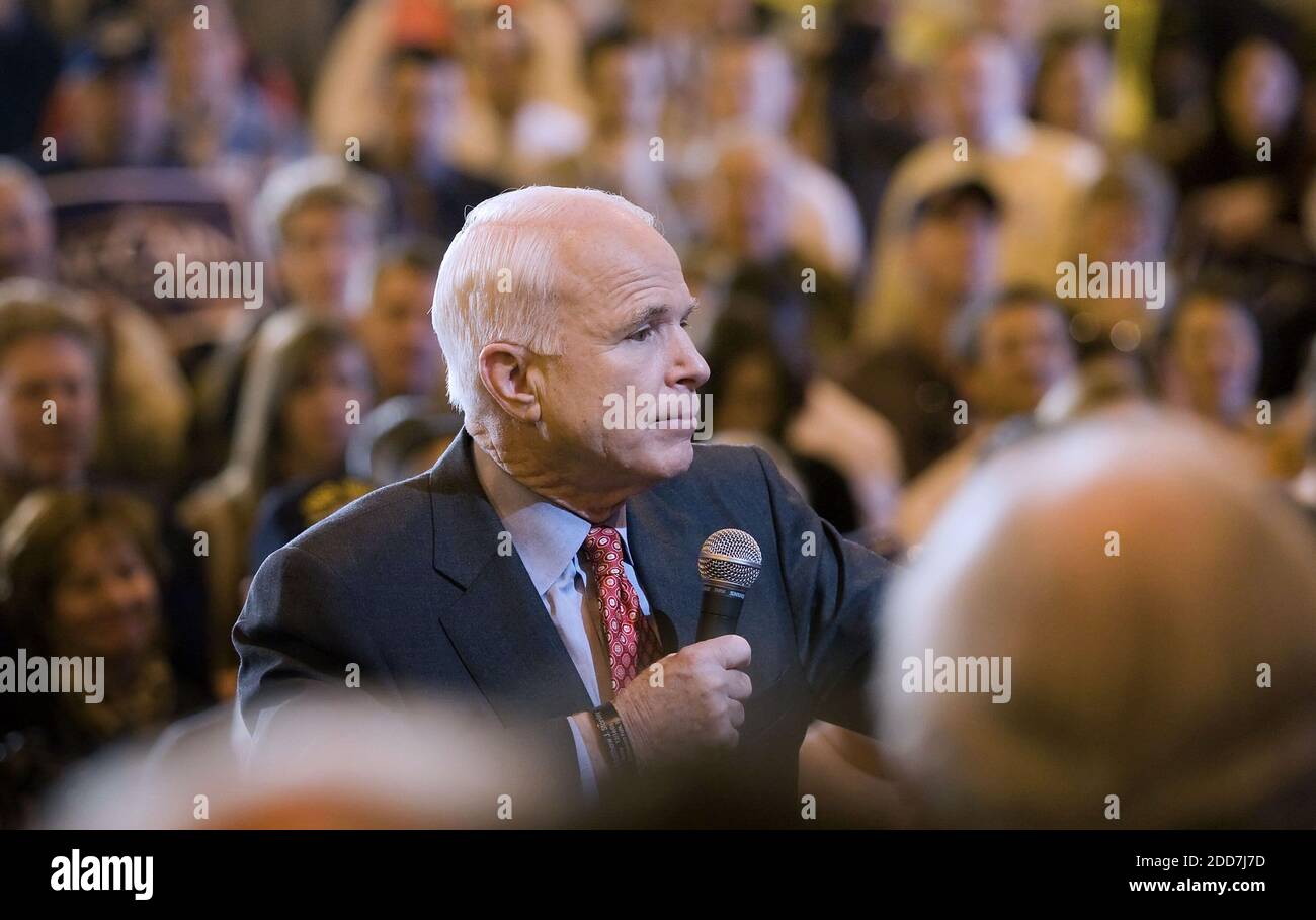 NO FILM, NO VIDEO, NO TV, NO DOCUMENTARIO - Sen. John McCain, presidente repubblicano, parla durante un rally all'aeroporto internazionale di San Diego, California, USA martedì 5 febbraio 2008. Foto di Brian Baer/Sacramento Bee/MCT/ABACAPRESS.COM Foto Stock