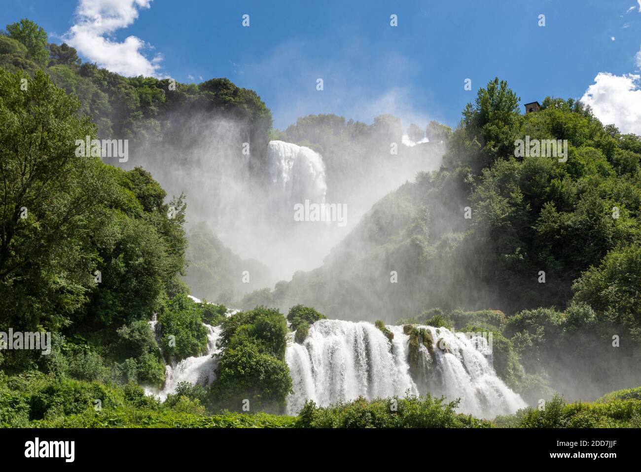 la cascata di marmore più alta d'europa piena di bellezza Foto Stock