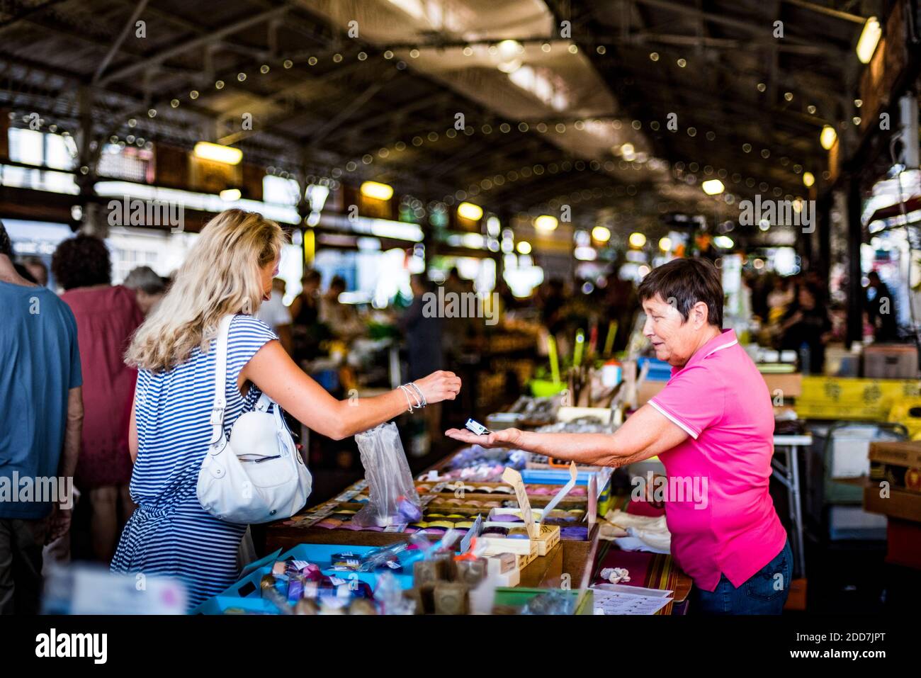 Marche Provencal, il mercato coperto a Antibes, Provenza-Alpi-Côte Azzurra, Francia del Sud, Europa Foto Stock