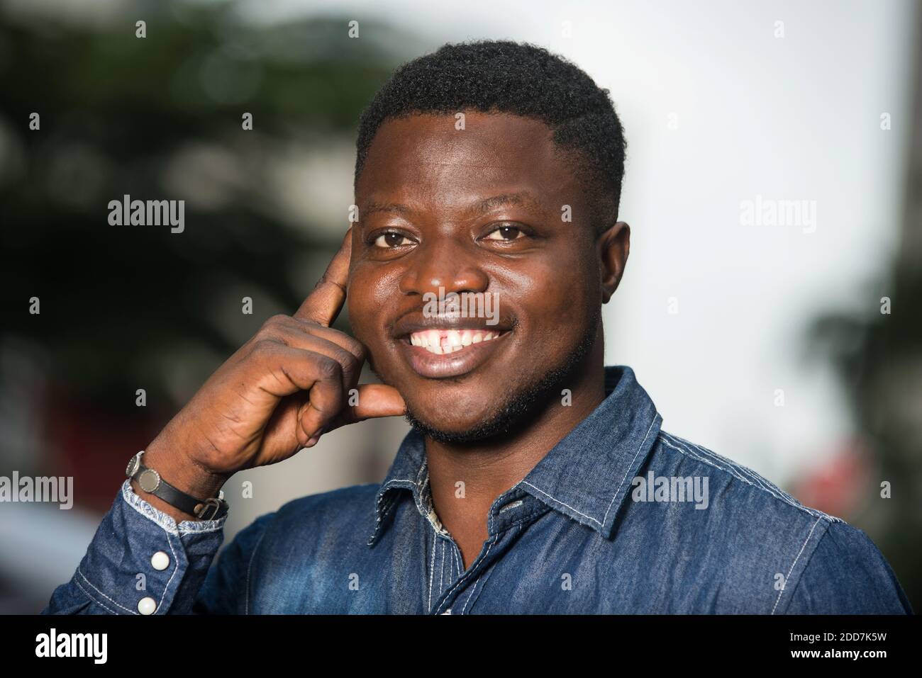 Felice uomo che celebra il suo successo all'aperto. Immagine dinamica del modello maschile. Vittoria, concetto di piacere ed emozioni del volto umano. Foto Stock