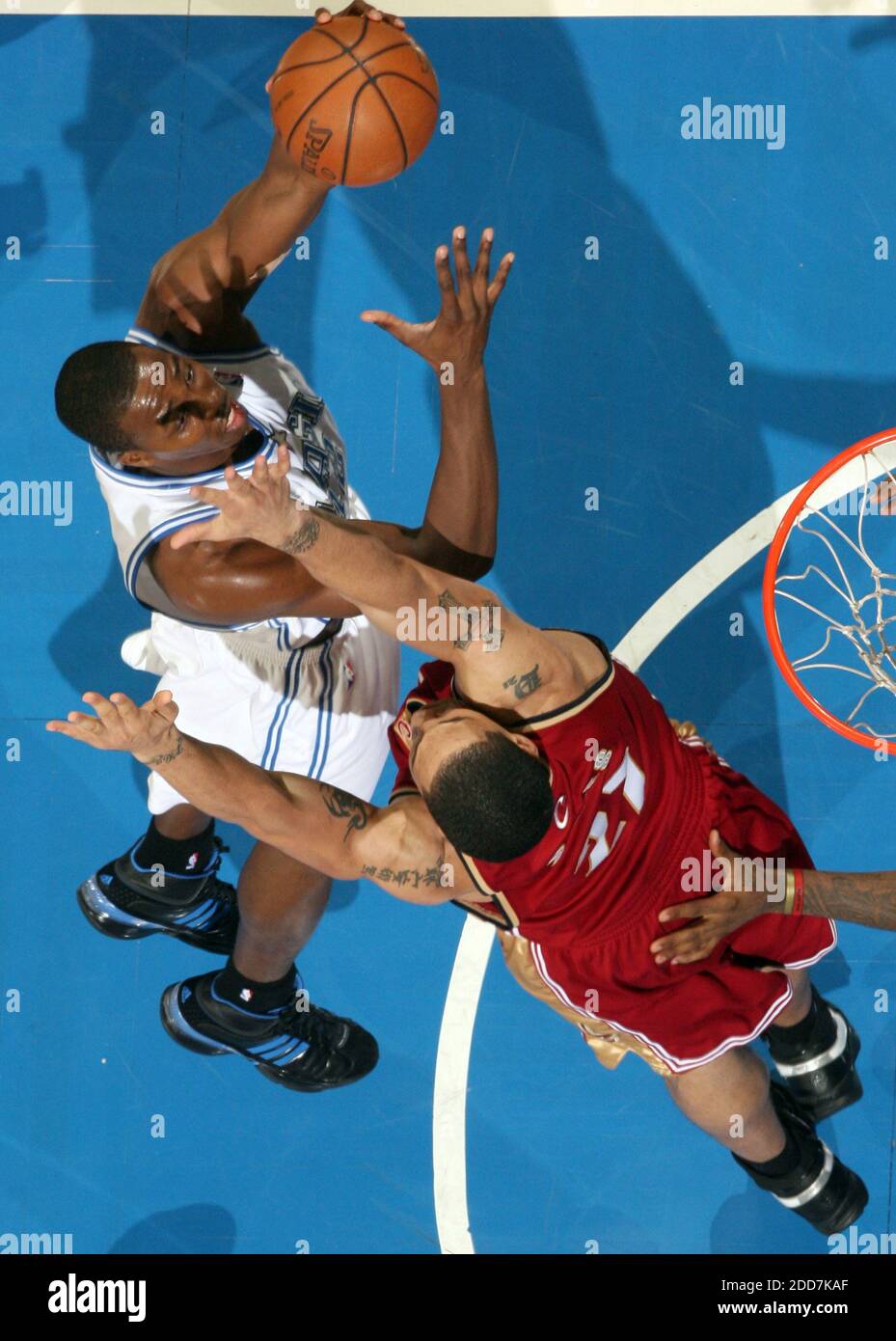 NESSUN FILM, NESSUN VIDEO, NESSUNA TV, NESSUN DOCUMENTARIO - il Dwayne Jones dei Cavaliers di Cleveland (27) ottiene la sua mano nella faccia del centro magico di Orlando Dwight Howard (12) durante l'azione di gioco all'Arena di Orlando, FL, USA il 11 febbraio 2008. Cleveland Cavaliers ha vinto il gioco 118-111. Foto di Gary W. Green/Orlando Sentinel/MCT/Cameleon/ABACAPRESS.COM Foto Stock