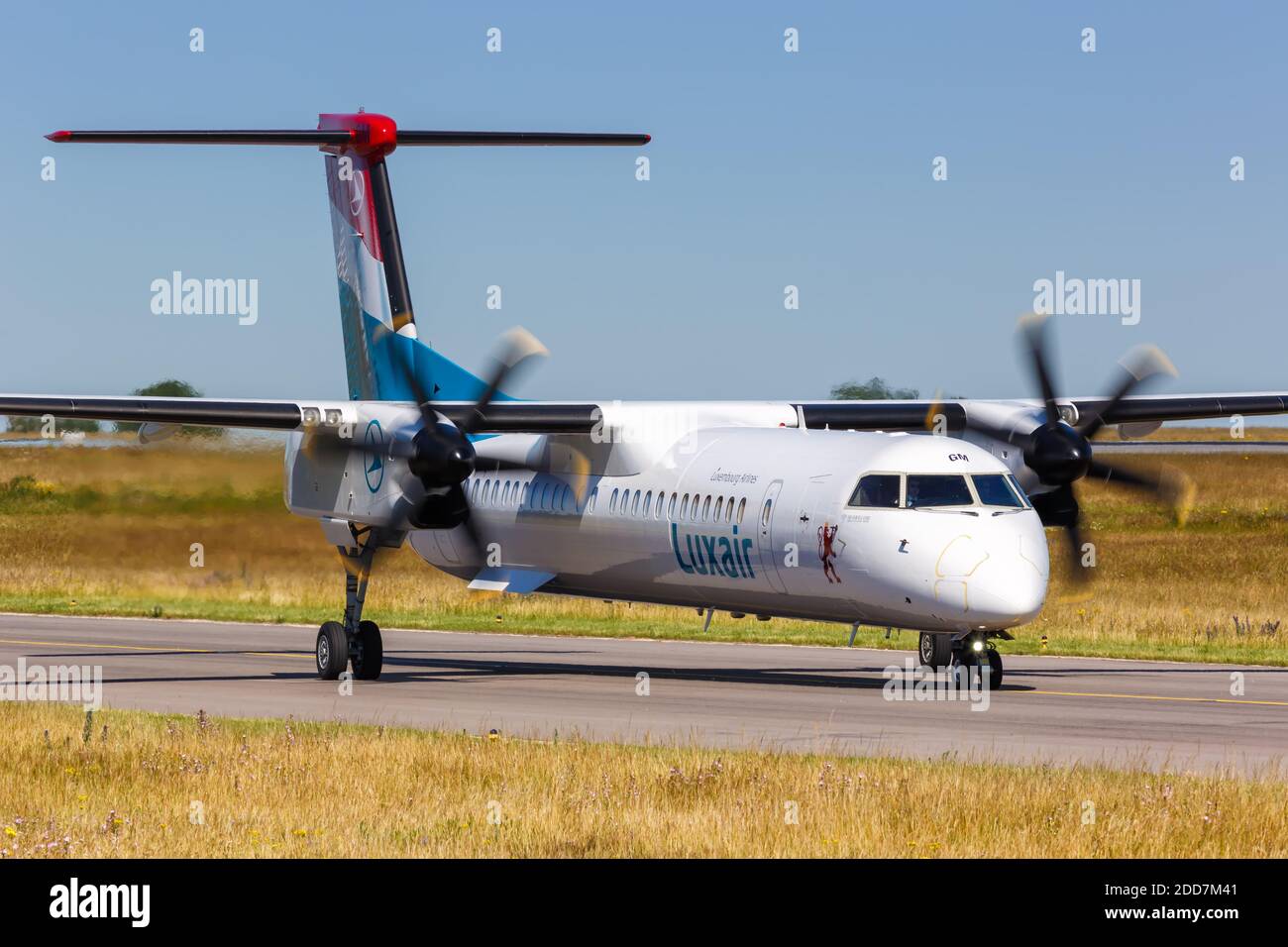 Luxemburg, Lussemburgo - 24 giugno 2020: Aereo Luxair Bombardier DHC-8-400 all'aeroporto di Lussemburgo. Foto Stock