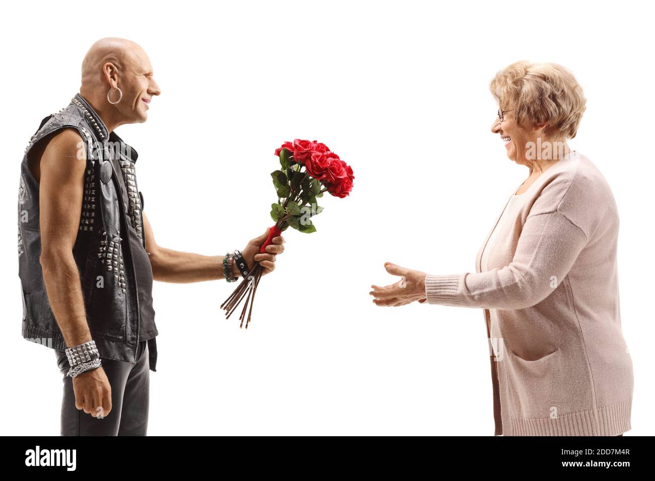 Punk calvo che dà un bouquet di rose ad un anziano donna isolata su sfondo bianco Foto Stock