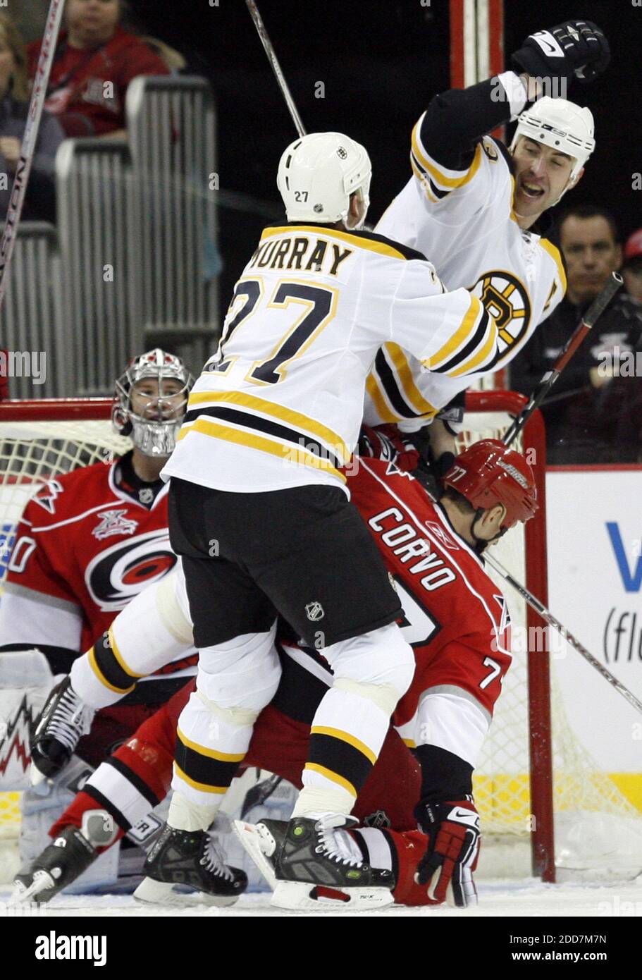 Il Carolina Hurricanes Ward (30) può guardare solo come Boston Bruins' Glen Murray (27) e Zdeno Chara (33) celebrare l'obiettivo di Chara durante il primo periodo di azione presso l'RBC Center a Raleigh, NC, USA il 19 febbraio 2008. I Bruins sconfissero gli Hurricani negli straordinari, 3-2. Foto di Chris Seward/Raleigh News & Observer/MCT/Cameleon/ABACAPRESS.COM Foto Stock