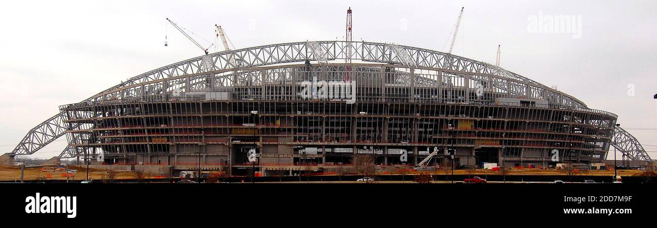 NO FILM, NO VIDEO, NO TV, NO DOCUMENTARIO - gli equipaggi hanno installato l'ultimo pezzo di pietra della seconda struttura di traliccio arco al nuovo stadio Dallas Cowboys ad Arlington, TX, USA il 24 febbraio 2008. Foto di Max Faulkner/Fort Worth Star-Telegram/MCT/Cameleon/ABACAPRESS.COM Foto Stock