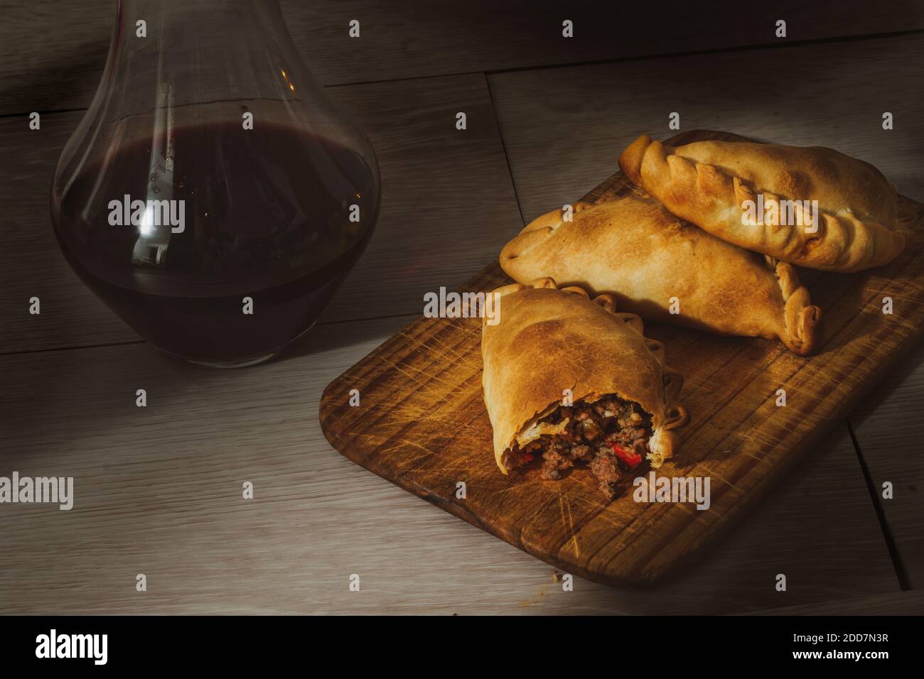 Deliziose empanadas argentine e vino Foto Stock