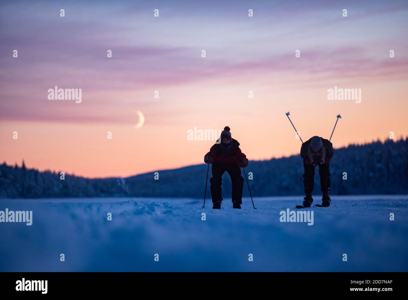 Sciare sul lago ghiacciato a Torassieppi al tramonto, Lapponia, Finlandia Foto Stock