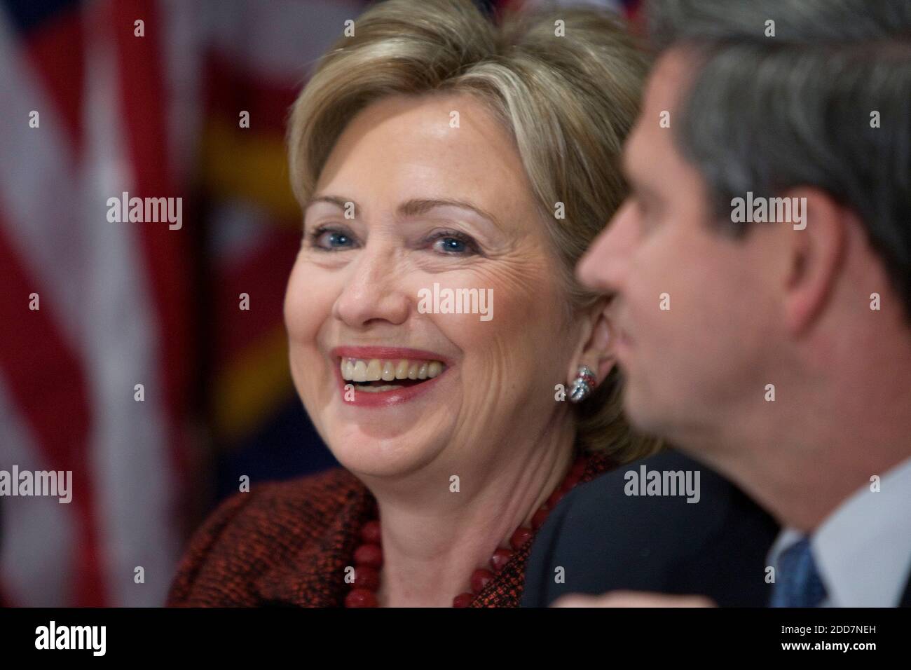 Il candidato presidenziale democratico Hillary Clinton partecipa a una conferenza stampa con ufficiali militari a Washington DC, USA, il 6 marzo 2008. Foto di Chuck Kennedy/MCT/ABACAPRESS.COM Foto Stock