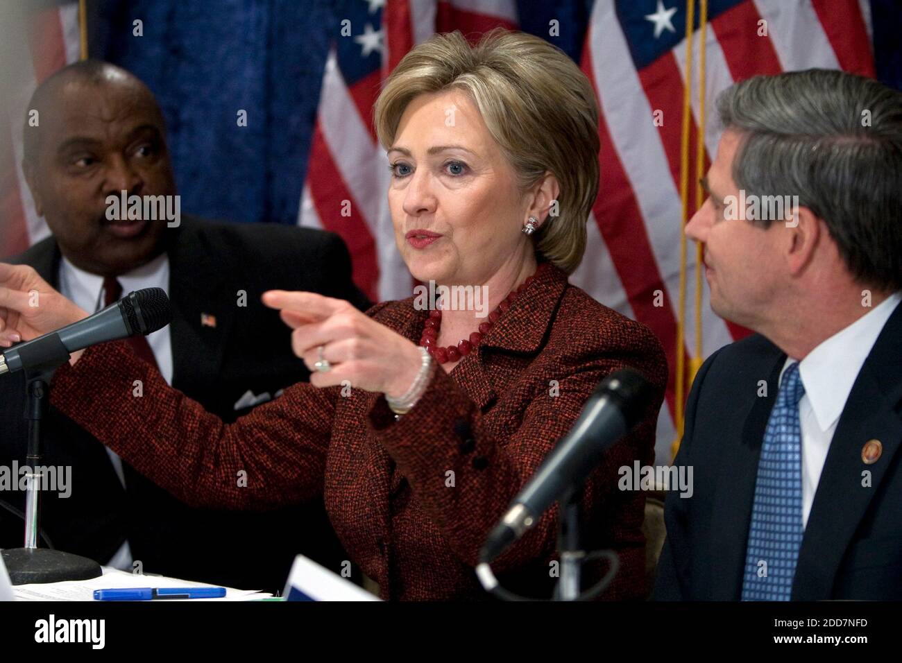 Il candidato presidenziale democratico Hillary Clinton partecipa a una conferenza stampa con ufficiali militari a Washington DC, USA, il 6 marzo 2008. Foto di Chuck Kennedy/MCT/ABACAPRESS.COM Foto Stock