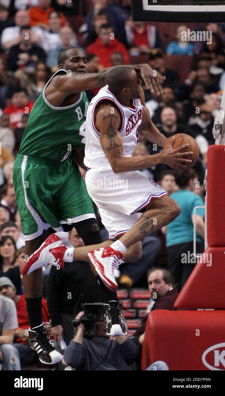 NESSUN FILM, NESSUN VIDEO, NESSUNA TV, NESSUN DOCUMENTARIO - il Kendrick Perkins dei Boston Celtics (a sinistra) fallo il Philadelphia 76ers' Andre Iguodala durante l'azione di gioco al Wachovia Center a Philadelphia, PA, USA il 10 marzo 2008. Boston Celtics ha vinto 100-85. Foto di Jerry Lodriguss/Philadelphia Inquirer/MCT/Cameleon/ABACAPRESS.COM Foto Stock