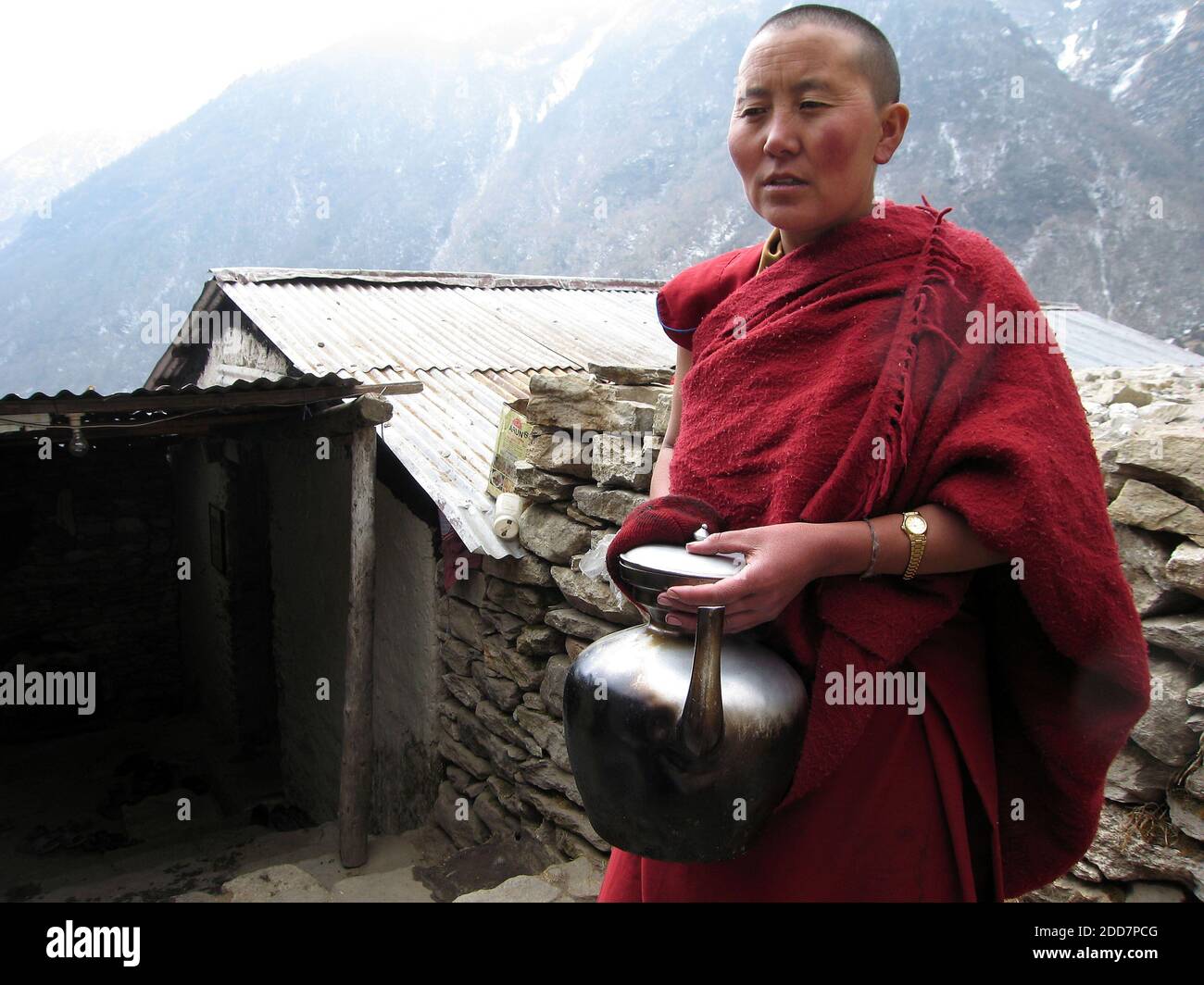 NESSUN FILM, NESSUN VIDEO, NESSUNA TV, NESSUN DOCUMENTARIO - UNA suora tibetana, Ngawang Tsundu, parla ai visitatori del Nunnery di Khari a Thamo, Nepal, il 9 febbraio 2008. Foto di Tim Johnson/MCT/ABACAPRESS.COM Foto Stock