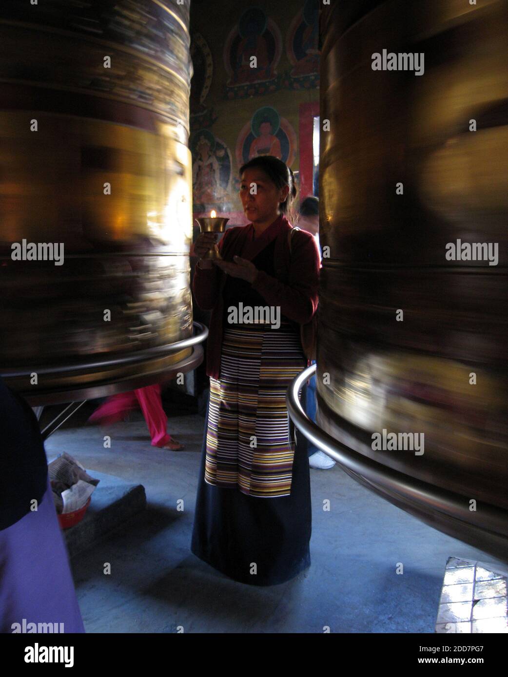 NESSUN FILM, NESSUN VIDEO, NESSUNA TV, NESSUN DOCUMENTARIO - UNA donna buddista tibetana canta i prayersat Boudhanath Stupa a Kathmandu mentre le ruote di preghiera girano su entrambi i lati di lei. Kathmandu, Nepal, il 9 febbraio 2008. Foto di Tim Johnson/MCT/ABACAPRESS.COM Foto Stock