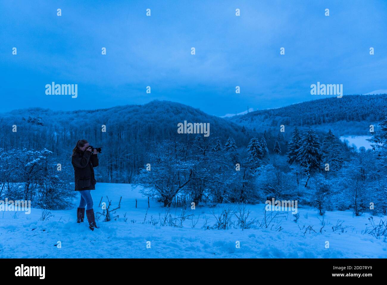 Fotografo che fotografa paesaggi invernali in una vacanza fotografica in Romania, Transilvania, Romania Foto Stock