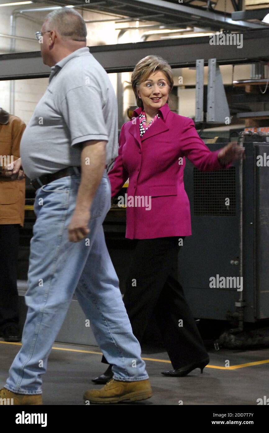 NO FILM, NO VIDEO, NO TV, NO DOCUMENTARIO - il caposquadra Henry hilt escorts Hillary Clinton mentre arriva per un tour alla M J Donovan Company a Philadelphia, PA, USA, il 1° aprile 2008. Foto di Tom Gralish/Philadelphia Inquirer/MCT/ABACAPRESS.COM Foto Stock