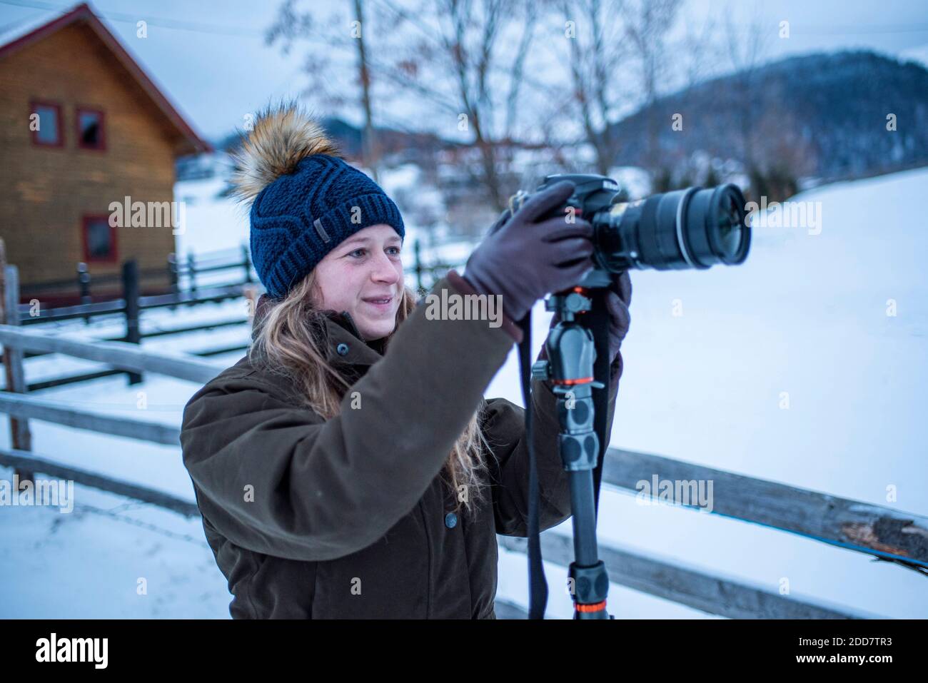 Fotografo che fotografa i paesaggi invernali dei Carpazi nei pressi di Bran, Transilvania, Romania Foto Stock