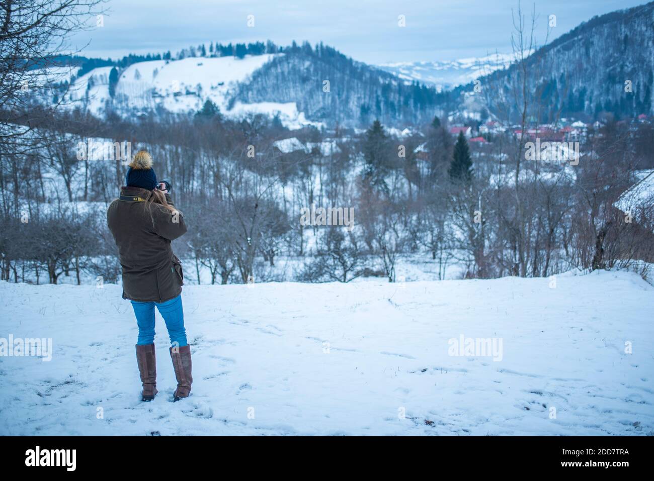 Fotografo che fotografa il Castello di Bran in una vacanza fotografica in Romania in inverno, Transilvania, Romania Foto Stock