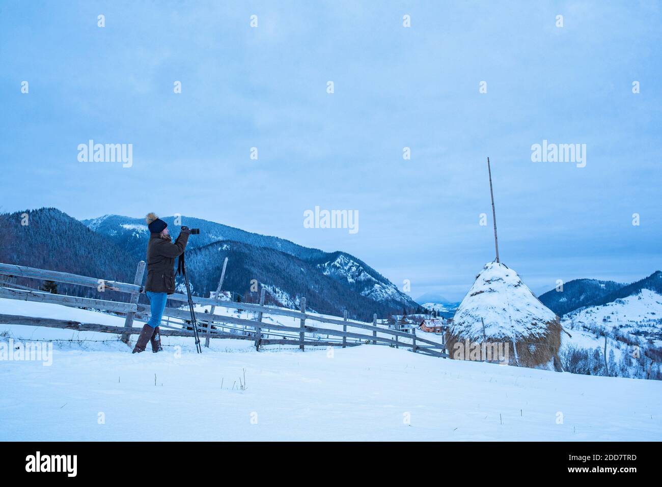 Fotografo che fotografa i paesaggi invernali dei Carpazi nei pressi di Bran, Transilvania, Romania Foto Stock