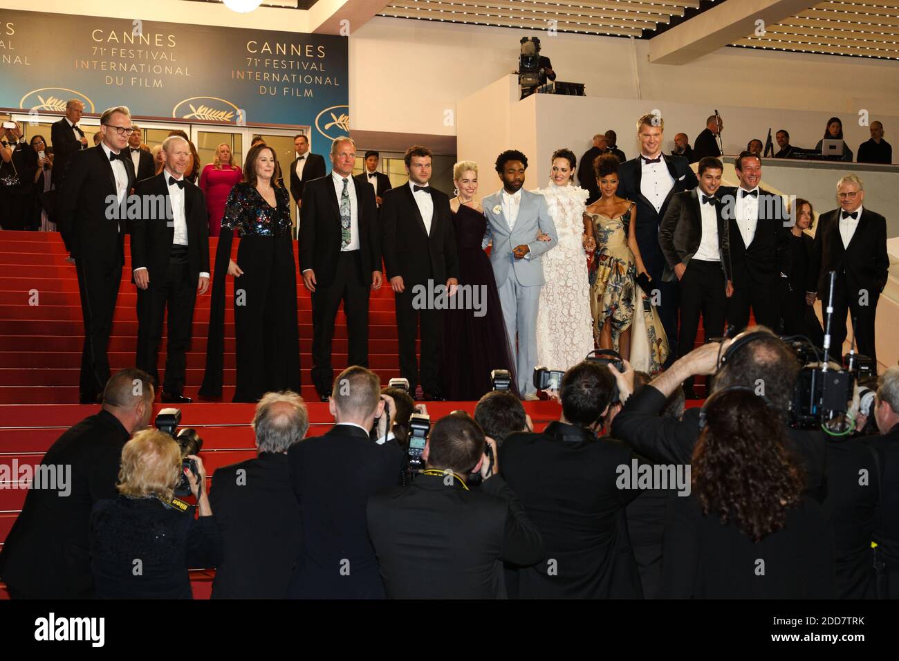 Il produttore Simon Emanuel, l'attore Joonas Suotamo, l'attrice Thandie Newton, l'attore Woody Harrelson, il regista Ron Howard, l'attrice Emilia Clarke, l'attore Alden Ehrenreich, l'attore Donald Glover, Chewbacca, l'attore Paul Bettany e l'attrice Phoebe Waller-Bridge partecipano alla proiezione di "solo: A Star Wars Story' durante il 71° Festival annuale del Cinema di Cannes al Palais des Festivals il 15 maggio 2018 a Cannes, Francia. Foto di David Boyer/ABACAPRESS.COM Foto Stock