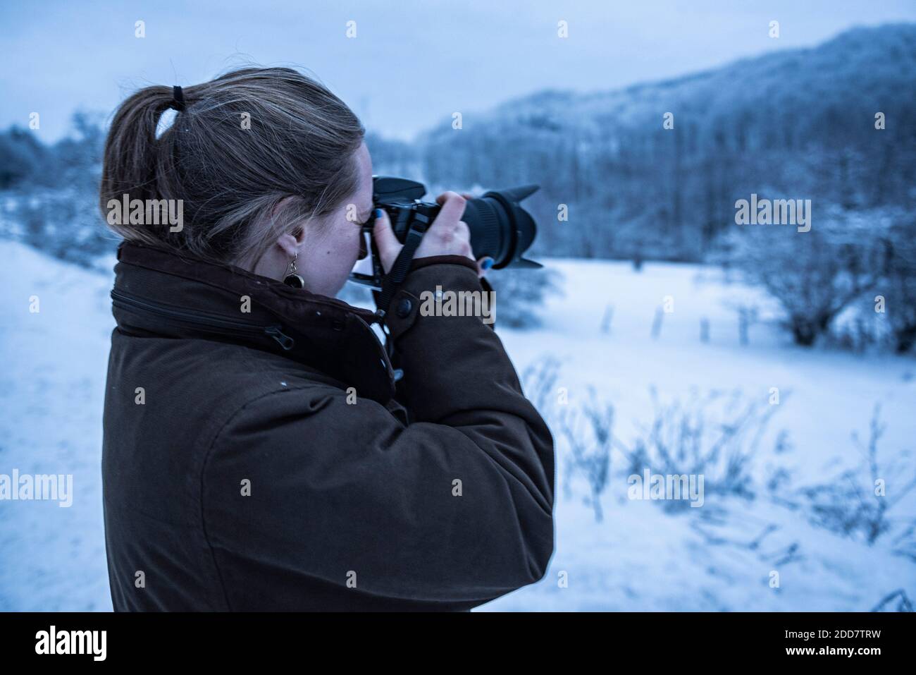 Fotografo che fotografa paesaggi invernali in una vacanza fotografica in Romania, Transilvania, Romania Foto Stock