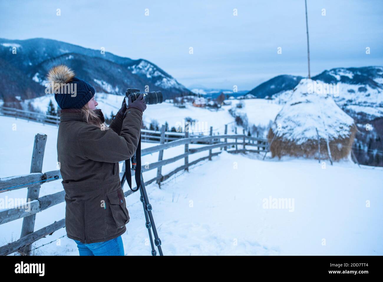 Fotografo che fotografa i paesaggi invernali dei Carpazi nei pressi di Bran, Transilvania, Romania Foto Stock