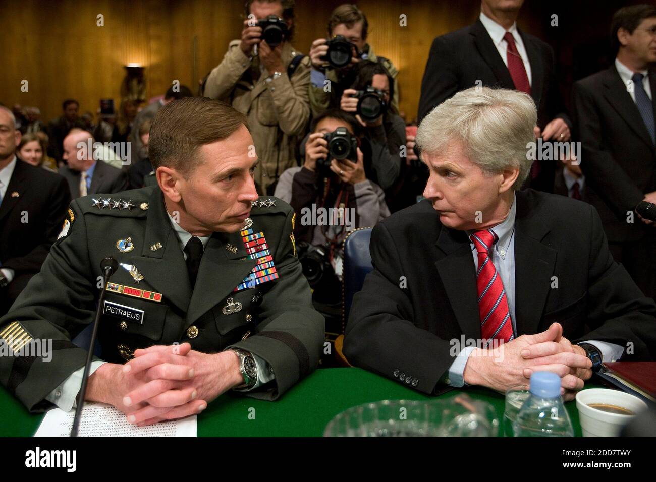 NESSUN FILM, NESSUN VIDEO, NESSUNA TV, NESSUN DOCUMENTARIO - il generale dell'esercito David Petraeus, il comandante superiore delle forze americane in Iraq, (L), E l'Ambasciatore degli Stati Uniti in Iraq Ryan Crocker aspettano di consegnare la loro testimonianza al Comitato dei servizi armati del Senato degli Stati Uniti sullo stato della guerra in Iraq, a Capitol Hill a Washington, D.C., USA, l'8 aprile 2008. Foto di Chuck Kennedy/MCT/ABACAPRESS.COM Foto Stock NESSUN FILM, NESSUN VIDEO, NESSUNA TV, NESSUN DOCUMENTARIO - il generale dell'esercito David Petraeus, il comandante superiore delle forze americane in Iraq, (L), E l'Ambasciatore degli Stati Uniti in Iraq Ryan Crocker aspettano di consegnare la loro testimonianza al Comitato dei servizi armati del Senato degli Stati Uniti sullo stato della guerra in Iraq, a Capitol Hill a Washington, D.C., USA, l'8 aprile 2008. Foto di Chuck Kennedy/MCT/ABACAPRESS.COM Foto Stock