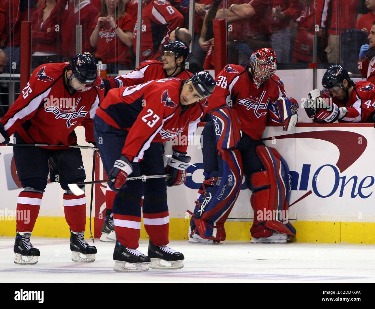 Il goalie Cristobal Huet (38) di Washington Capitals viene espulso dalla panchina dopo aver rinunciato al gol vincitore del gioco in straordinari contro i Philadelphia Flyers in Game 7 della loro serie di apertura nei playoff della Stanley Cup al Verizon Center di Washington, DC, USA il 22 aprile 2008. Philadelphia Flyers ha vinto 3-2. Foto di George Bridges/MCT/Cameleon/ABACAPRESS.COM Foto Stock