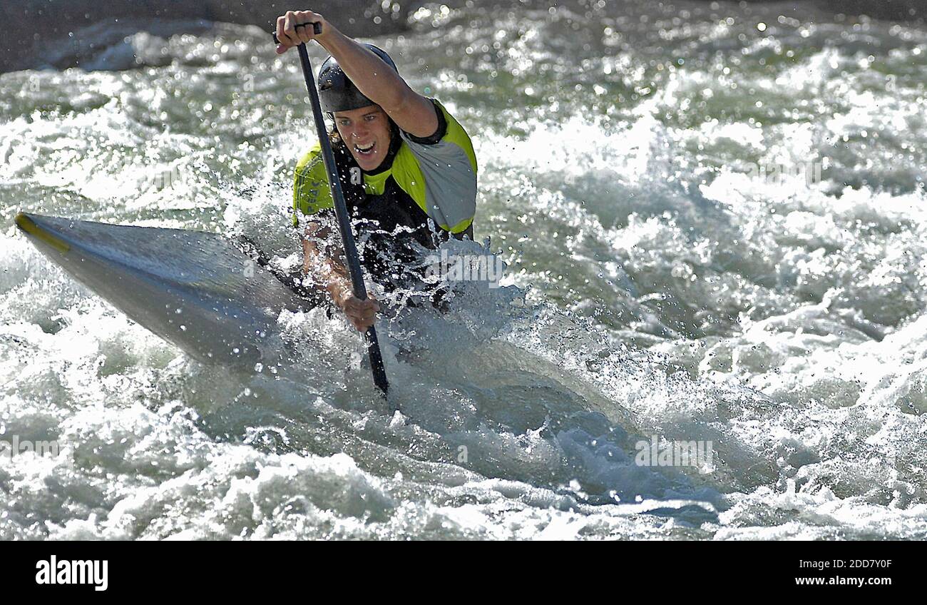 NO FILM, NO VIDEO, NO TV, NO DOCUMENTARIO - Canoeist Benn Fraker pagaia attraverso le rapide durante una corsa di pratica al National Whitewater Center degli Stati Uniti a Charlotte, NC, USA il 24 aprile 2008. Venerdì, i migliori paddler di slalom di whitewater gareggeranno nelle prove della squadra olimpica e nei quattro eventi di corse simultanei. I migliori paddler slalom provenienti da Stati Uniti, Argentina, Brasile, Canada, Messico, Venezuela e altri sette paesi si troveranno ad affrontare le rapide. Foto di Jeff Siner/Charlotte Observer/MCT/Cameleon/ABACAPRESS.COM Foto Stock