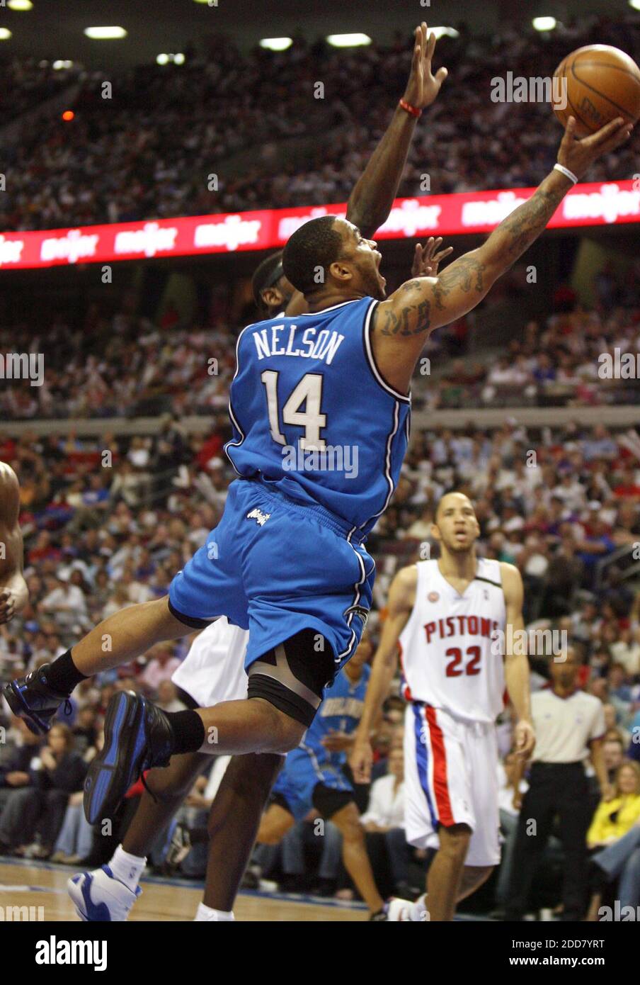 NO FILM, NO VIDEO, NO TV, NO DOCUMENTARIO - Orlando Magic Guard Jameer Nelson (14) segna sui difensori di Detroit Pistons durante la partita uno dei secondi round della NBA Eastern Conference Playoff al Palace of Auburn Hills, MI, USA il 3 maggio 2008. I pistoni hanno vinto 91-72. Foto di Stephen M. Dowell/Orlando Sentinel/MCT/cameleon/ABACAPRESS.COM Foto Stock