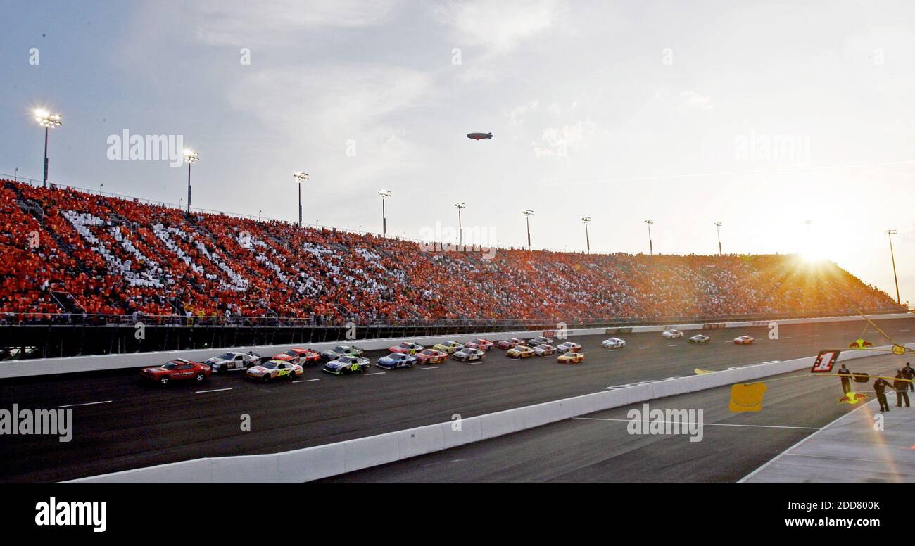 NESSUN FILM, NESSUN VIDEO, NESSUNA TV, NESSUN DOCUMENTARIO - le auto seguono il ritmo sull'ultimo giro di riscaldamento prima dell'inizio del Dodge Challenger 500 al circuito Darlington di Darlington, SC, USA il 10 maggio 2008. Foto di Jeff Blake/lo Stato/MCT/Cameleon/ABACAPRESS.COM Foto Stock