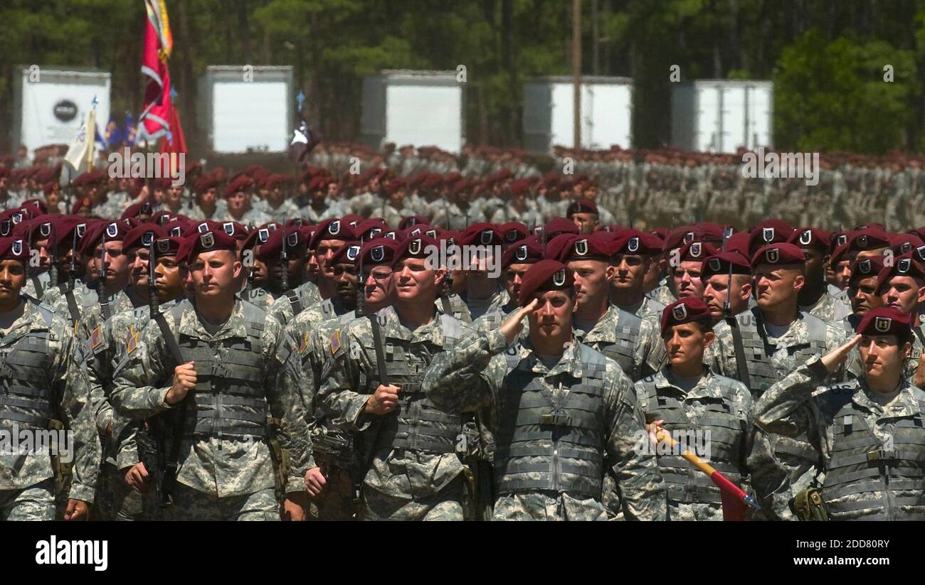 NO FILM, NO VIDEO, NO TV, NO DOCUMENTARIO - i soldati della 82esima divisione Airborne passano in rassegna davanti al presidente degli Stati Uniti George W. Bush durante l'annuale All-American Week Celebration a Fort Bragg, NC, USA il giovedì 22 maggio 2008. Foto di Shawn Rocco/Raleigh News & Observer/MCT/ABACAPRESS.COM Foto Stock