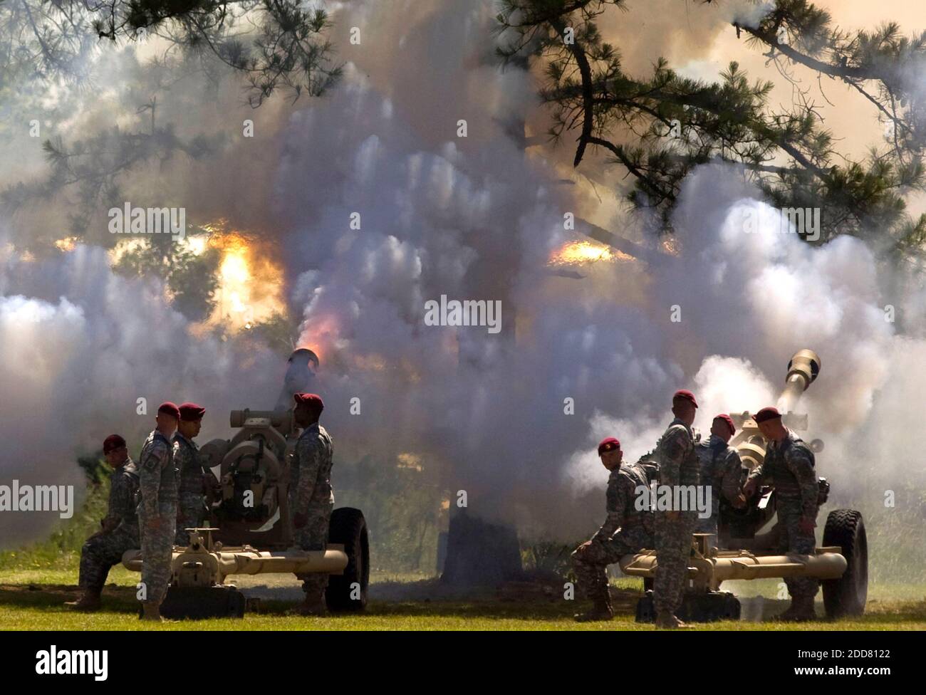 NO FILM, NO VIDEO, NO TV, NO DOCUMENTARY - Soldiers give a 21-gun salute during Thursday's division review at Fort Bragg, NC, USA on Thursday, May 22, 2008. Photo by Shawn Rocco/Raleigh News & Observer/MCT/ABACAPRESS.COM Foto Stock