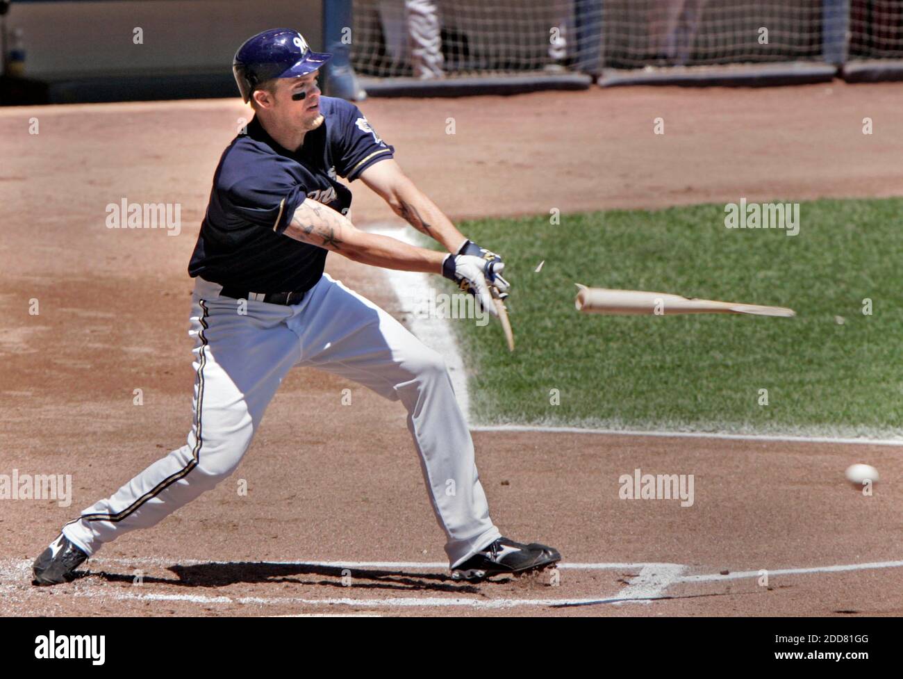 Il Corey Hart dei Milwaukee Brewers porta nella prima corsa del gioco con questo singolo di pipistrelli spezzati contro gli Houston Astros nel primo inning. I Brewers hanno sconfitto gli Astros, 10-1, a Miller Park a Milwaukee, WI, USA il 1° giugno 2008. Foto di MaryJo Walicki/Milwaukee Journal Sentinel/MCT/Cameleon/ABACAPRESS.COM Foto Stock