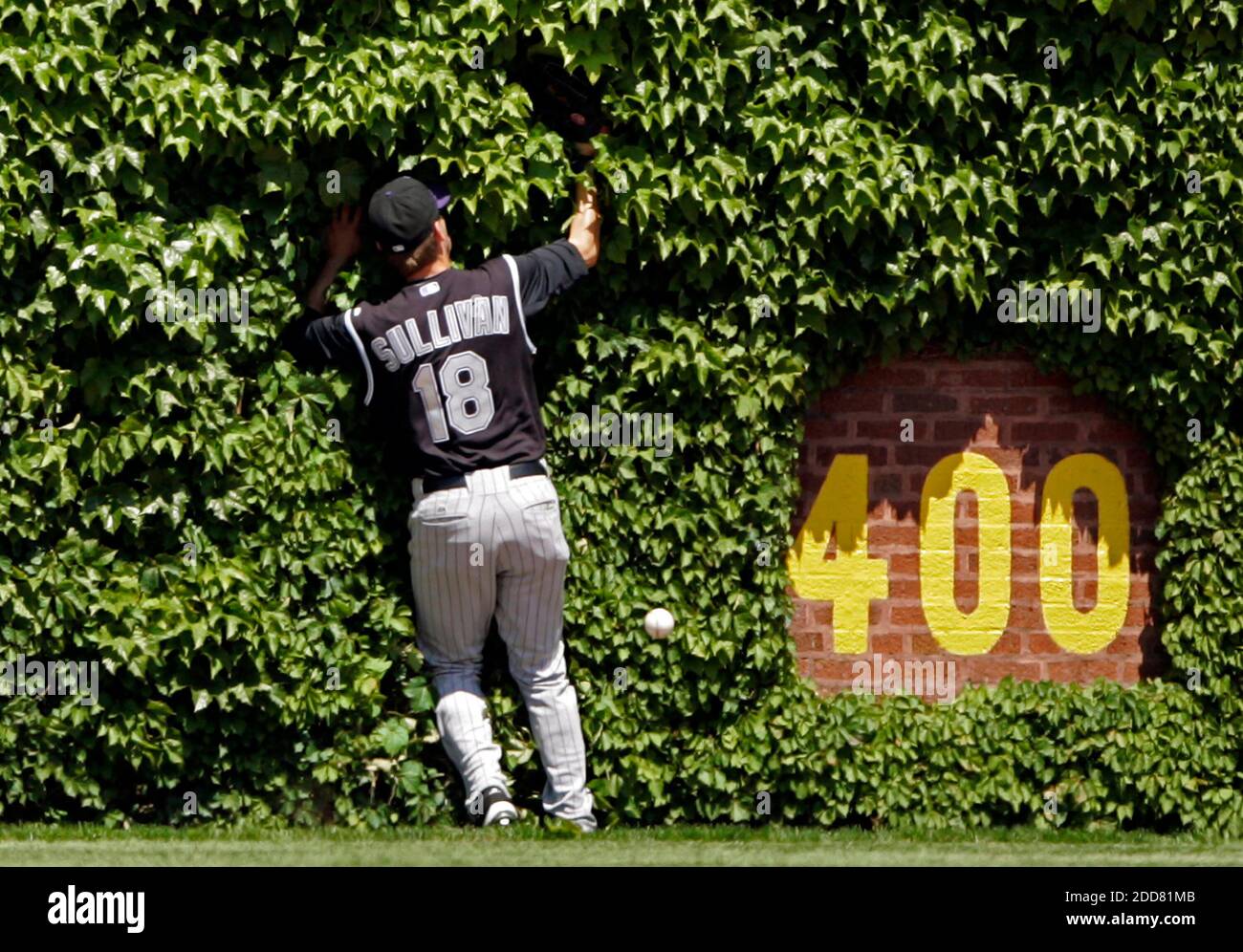 Il centrocampista di Colorado Rockies Cory Sullivan non è in grado di trovare la palla su un triplice da Jim Edmonds dei Chicago Cubs nel secondo assalimento. I Cubs sconfissero i Rockies, 5-3, al Wrigley Field di Chicago, il, USA il 1° giugno 2008. Foto di Jose M. Osorio/Chicago Tribune/MCT/Cameleon/ABACAPRESS.COM Foto Stock