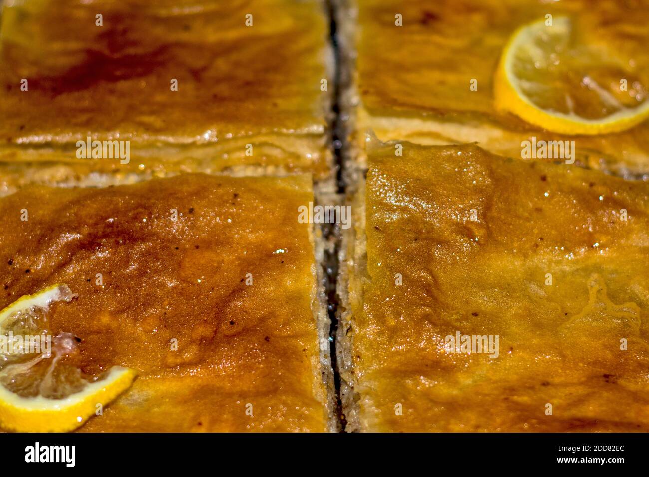 Casseruola con baklava appena sfornata. Questa delicatezza orientale è molto popolare tra i bambini. Foto Stock