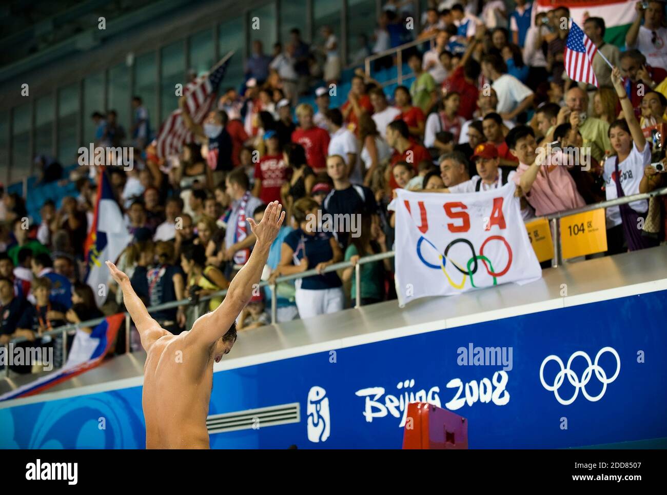 NESSUN FILM, NESSUN VIDEO, NESSUNA TV, NESSUN DOCUMENTARIO - UN membro della squadra di polo d'acqua degli Stati Uniti festeggia con i tifosi dopo una vittoria sulla Serbia che ha messo gli Stati Uniti nella medaglia d'oro match nei Giochi della XXIX Olympiad a Pechino, Cina il 22 agosto 2008. Foto di David Eulitt/Kansas City Star/MCT/Cameleon/ABACAPRESS.COM Foto Stock