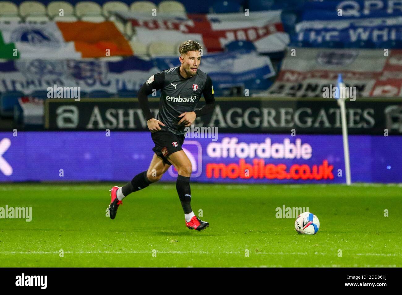 Londra, Regno Unito. 24 novembre 2020. Angus MacDonald sulla palla durante la partita del campionato Sky Bet tra Queens Park Rangers e Rotherham United al Loftus Road Stadium, Londra, martedì 24 novembre 2020. (Credit: Ian Randall | MI News) Credit: MI News & Sport /Alamy Live News Foto Stock