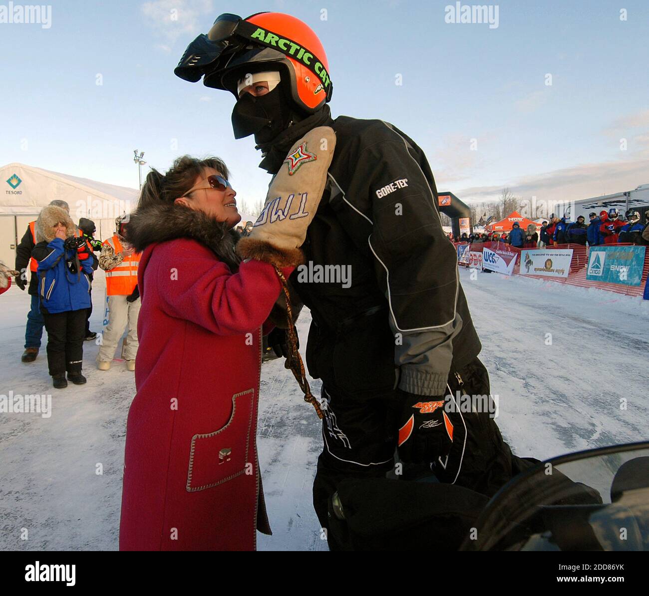 NESSUN FILM, NESSUN VIDEO, NESSUNA TV, NESSUN DOCUMENTARIO - ALASKA GOV. Sarah Palin dà al marito Todd Palin, campione in difesa e quattro volte vincitore del Toro Iron Dog, un abbraccio al via su Big Lake, AK, USA domenica 10 febbraio 2008. Venerdì 29 agosto 2008, il candidato presidenziale GOP Sen. John McCain ha scelto Sarah come suo vice compagno di corsa presidenziale. Foto di Bill Roth/Anchorage Daily News/MCT/ABACAPRESS.COM Foto Stock