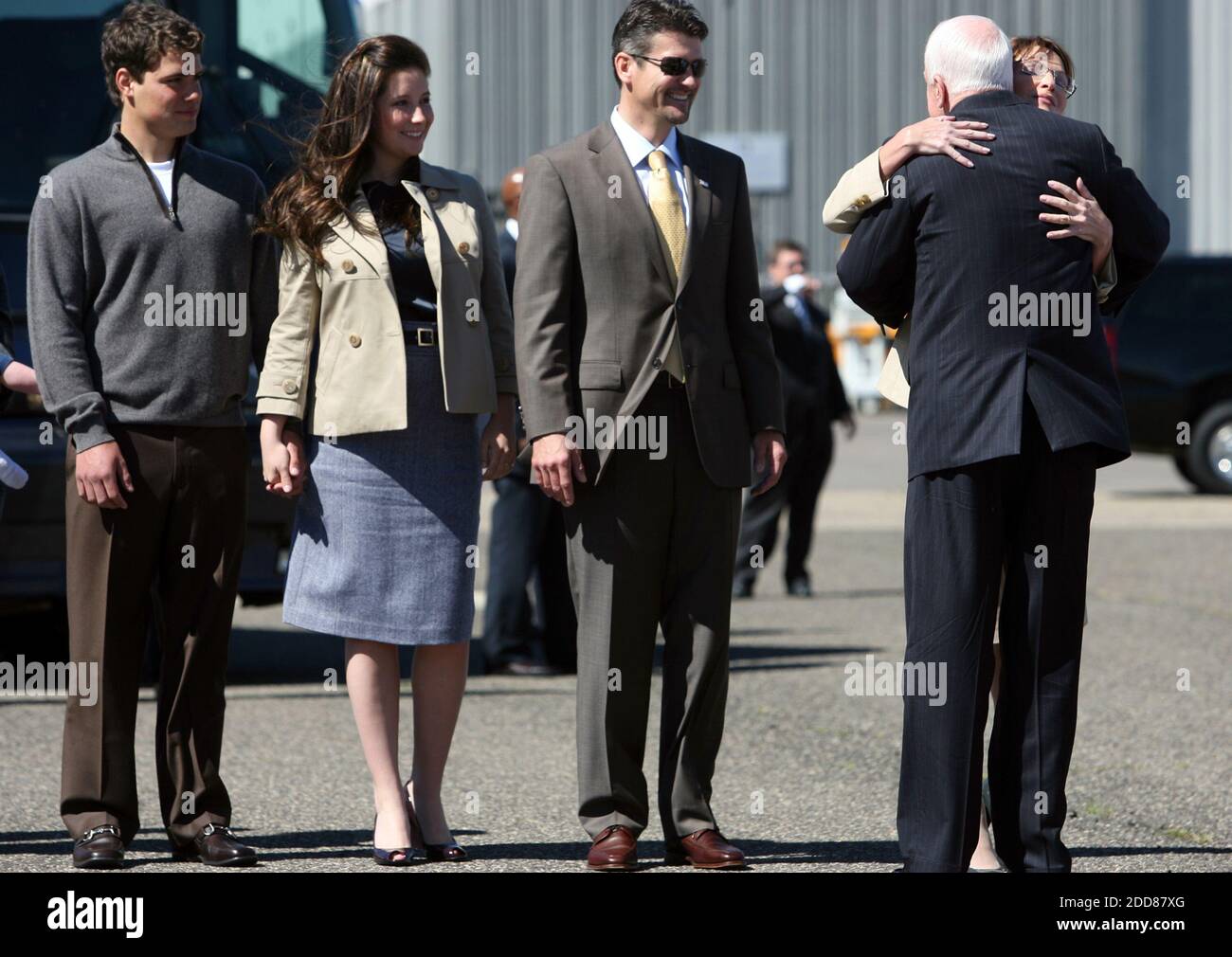 NO FILM, NO VIDEO, NO TV, NO DOCUMENTARIO - il candidato presidenziale repubblicano John McCain abbracca il suo compagno di corsa, Alaska Gov. Sarah Palin, all'aeroporto di Minneapolis, Minnesota, mercoledì 3 settembre 2008. Accanto a Palin si trova il marito, Todd, figlia, Bristol, incinta, e il padre di essere Levi Johnston. Foto di Jerry Holt/Minneapolis Star Tribune/MCT/ABACAPRESS.COM Foto Stock