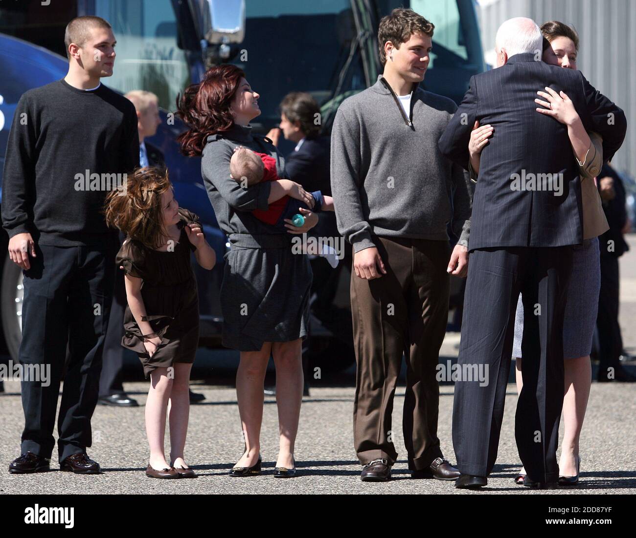 NO FILM, NO VIDEO, NO TV, NO DOCUMENTARIO - il candidato presidenziale repubblicano John McCain abbracca Bristol Palin, figlia del vice candidato presidenziale repubblicano Sarah Palin, all'aeroporto di Minneapolis, Minnesota, mercoledì 3 settembre 2008. Accanto a Bristol si trova suo marito, Levi Johnston, e gli altri suoi fratelli e sorelle. Foto di Jerry Holt/Minneapolis Star Tribune/MCT/ABACAPRESS.COM Foto Stock