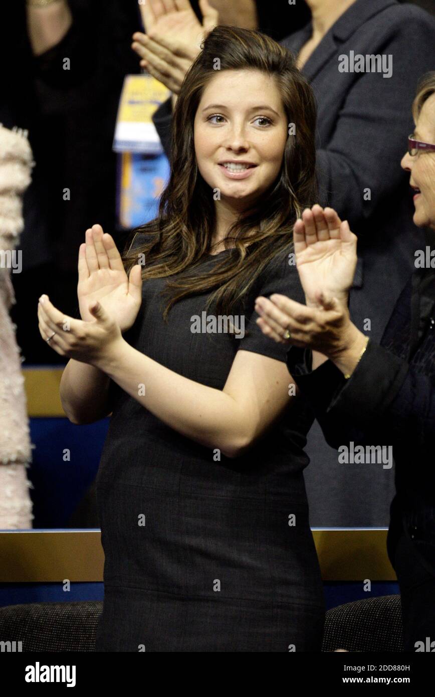 NO FILM, NO VIDEO, NO TV, NO DOCUMENTARIO - figlia del candidato repubblicano alla vicepresidenza Sarah Palin, Bristol, applaude durante la Convention nazionale repubblicana a St. Paul, Minnesota, mercoledì 3 settembre 2008. Foto di Chuck Kennedy/MCT/ABACAPRESS.COM Foto Stock